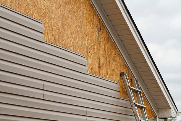 Professional Siding technician working in Sayreville, NJ